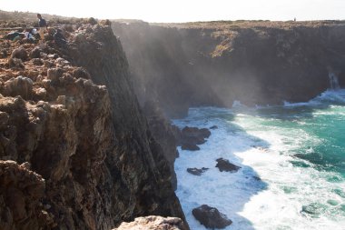 Keskin kayalar, dik uçurumlar, düşük büyüyen çalılıklar ve gizli kumsal parçaları ile kıyı boyunca uzanan engebeli doğa bölgesi, yüksek dalgalar kıyı boyunca kırdıyor ve sıçrıyor.