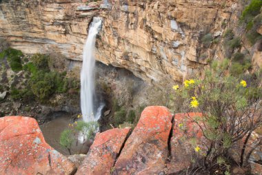 Dağlarda güzel bir şelale 
