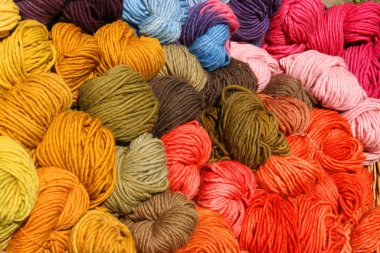 Yün topları, iplik sepeti ve iplikler.