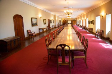 Yemek odasının uzun masalı klasik tasarımı.