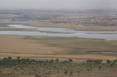 Dağlardaki nehrin havadan görünüşü