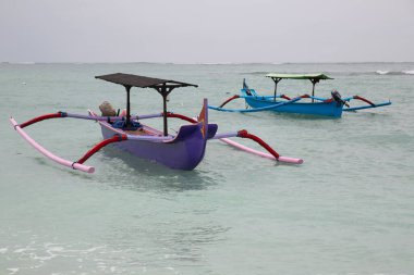 Sahilde bir balıkçı teknesi