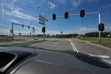 Araba penceresinden otoyol trafiğinin görüntüsü