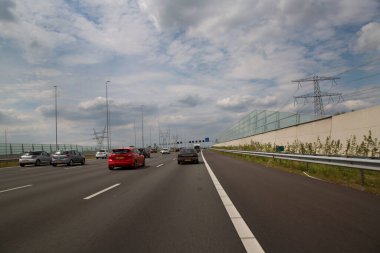 Otobanda hareket eden arabaların görüntüsü, gün ışığı görüntüsü