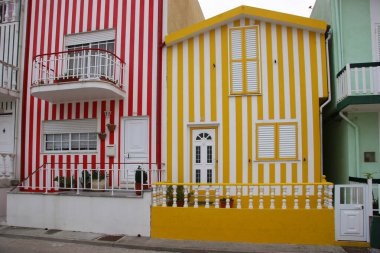 Costa Nova sahilindeki renkli evlerin güzel manzarası.