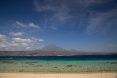 Deniz ve mavi gökyüzü olan güzel sahil 