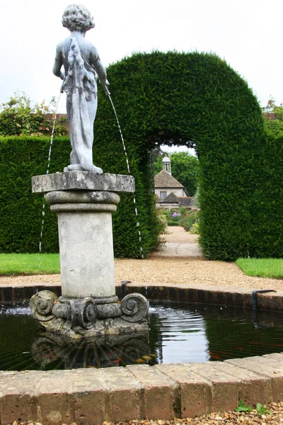 Fontana Scultura Ragazzo Con Tubi Nel Parco — Foto Stock