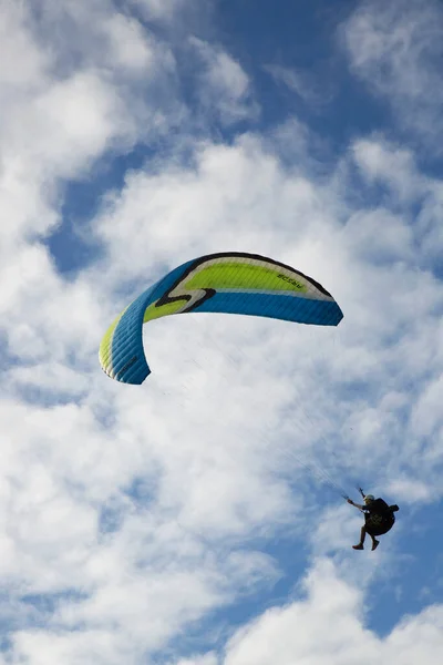 Paraglidista Letící Obloze Nad Mořem — Stock fotografie