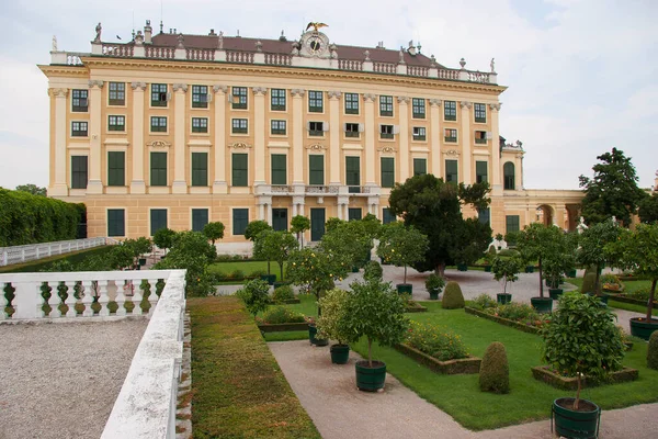 Formální Květinové Záhony Trávník Palácové Zahrady — Stock fotografie