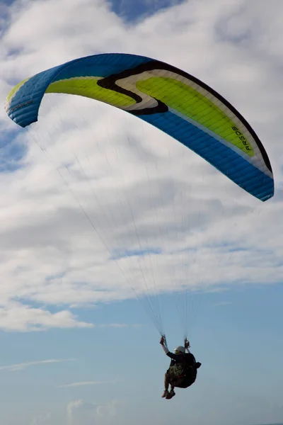 Paraglidista Letící Obloze Nad Mořem — Stock fotografie