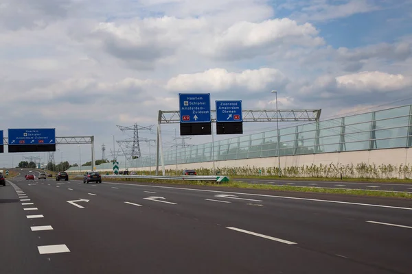 Otobanda hareket eden arabaların görüntüsü, gün ışığı görüntüsü