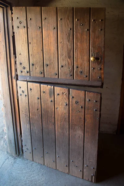 Παλιά Ξύλινη Πόρτα Χερούλι — Φωτογραφία Αρχείου