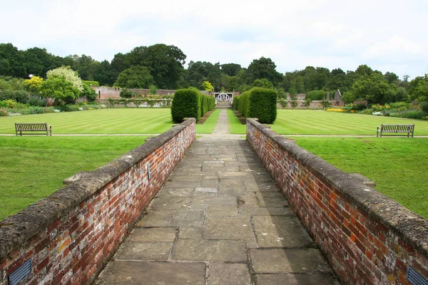 Binanın önündeki bahçede güzel bir heykel manzarası.