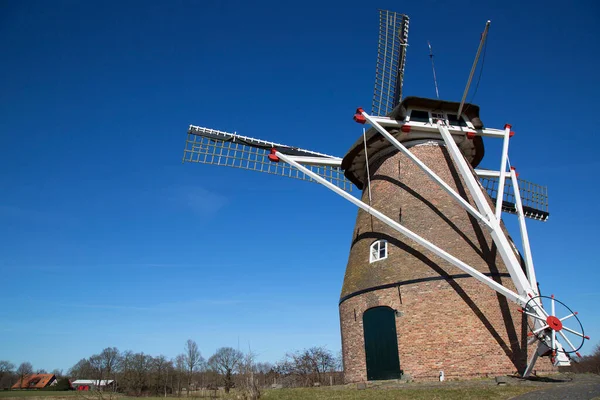 典型的な丘の上のオランダの風車 — ストック写真