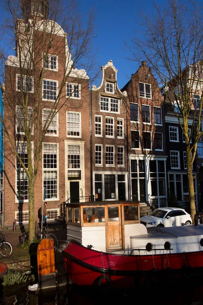 Типичные Здания Голландской Архитектуры Поясе Амстердамского Канала Уличной Жизнью Мебелью — стоковое фото