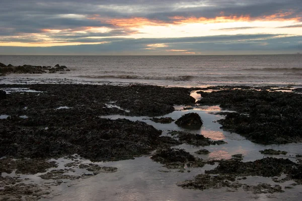 Denizin üzerinde güzel bir gün batımı