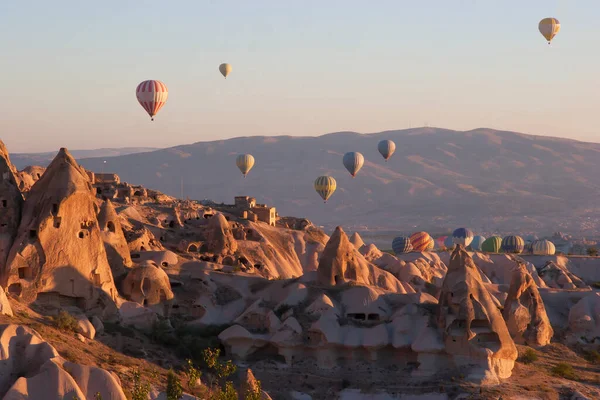 Treibende Heißluftballons Mit Touristen Die Überwältigende Ausblicke Über Eine Vulkanlandschaft — Stockfoto