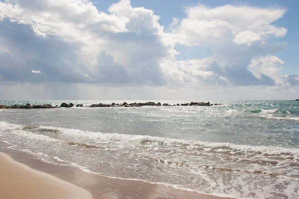 Sahilde güzel deniz dalgaları