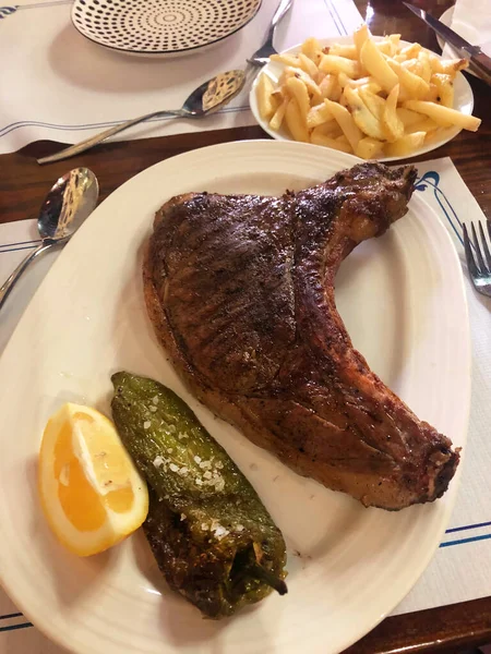 Lezzetli kızarmış domuz ve patates. 