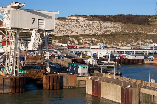 Rıhtımda demirlemiş teknelerin manzarası