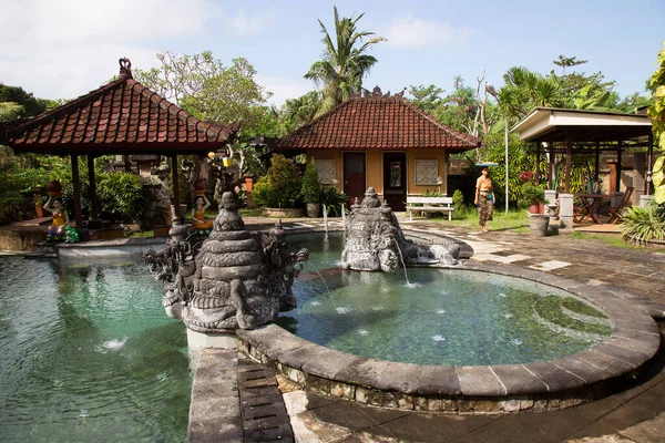 Балийский Традиционно Храмовый Комплекс Садом Патио Статуями Бассейном — стоковое фото