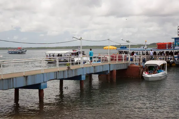 Tekneler ve insanlarla deniz manzarası