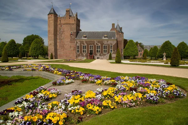 Bağlı şato ve geniş resmi bahçe, hanım evlatları, Viola, çiçek sınırları.