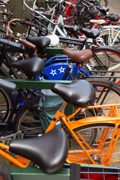 Велосипеди Припарковані Місті — стокове фото