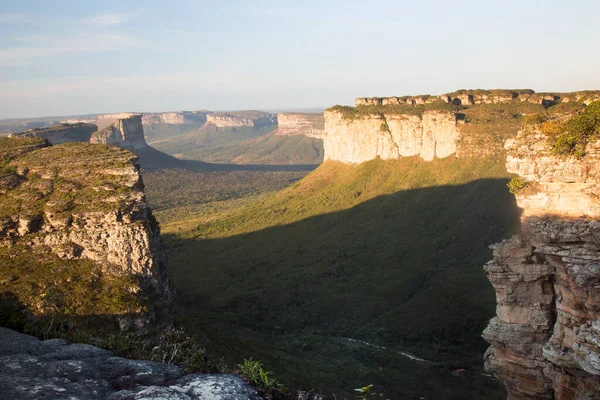 Bereketli yeşillikle kayalık manzarası
