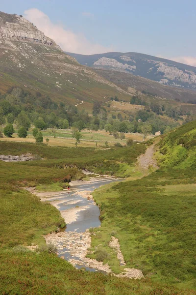 Wunderschöne Landschaft Mit Fluss Und Bergen — Stockfoto