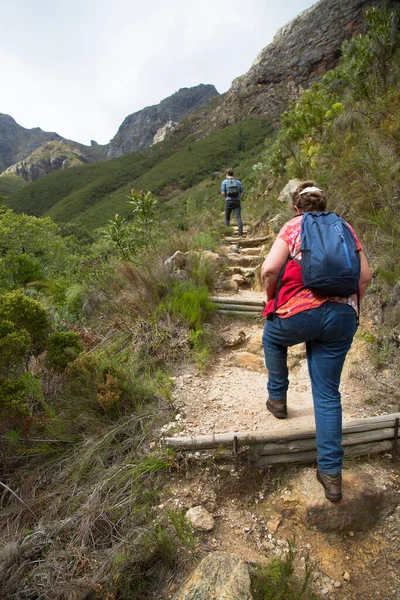 Неузнаваемые Туристы Рюкзаками Горах Концепция Похода Горы — стоковое фото