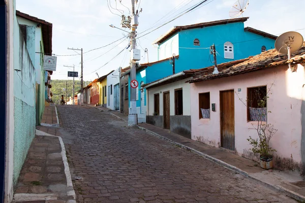 İnsanlar ile tropik şehir sokak sahnesi