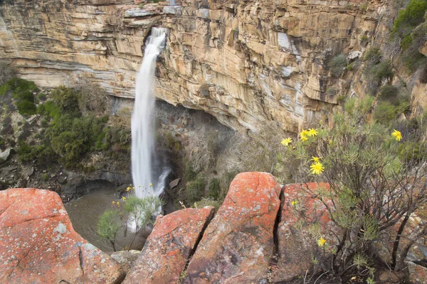 Dağlarda güzel bir şelale 