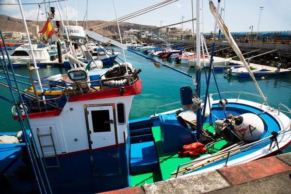 Förtöjda Båtar Vid Hamnen Med Berg Bakgrunden — Stockfoto