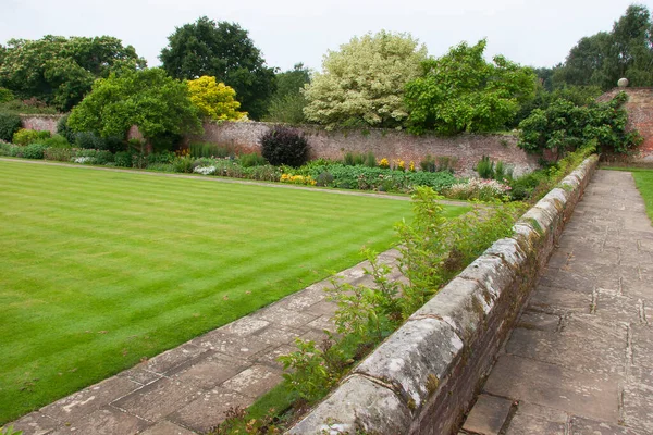 Stock image beautiful garden with green grass and flowers