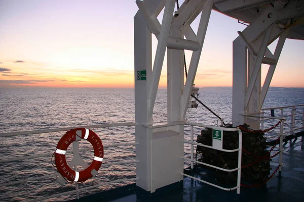 Sahildeki cankurtaran güvertesi.