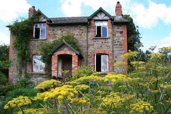 Hermosa Casa Antigua Con Jardín — Foto de Stock