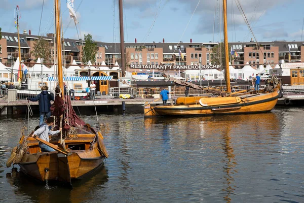 Seddin üzerindeki eski ahşap gemiler. 