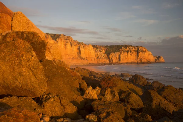 Gün batımında Rocky Sahili