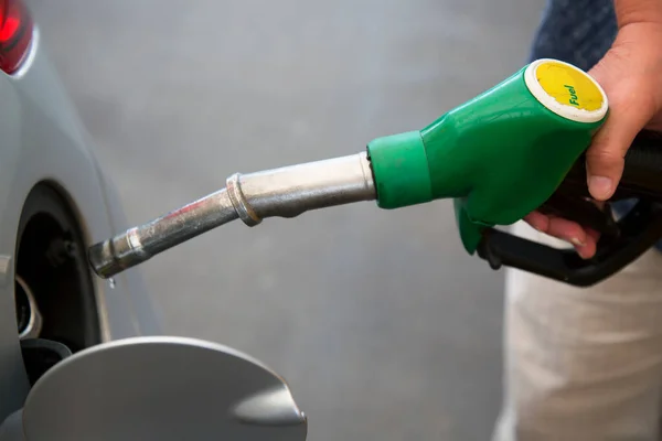 Benzin Pompasını Tutan Elin Yakın Çekimi — Stok fotoğraf