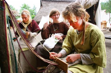  Antik kültür festivali, orta çağ yaşamı, orta çağda nasıl yaşandığını gösteren kostümlü insanlar.