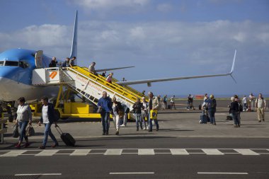 Bir uçağın, yer ekibinin havaalanına gelişi 