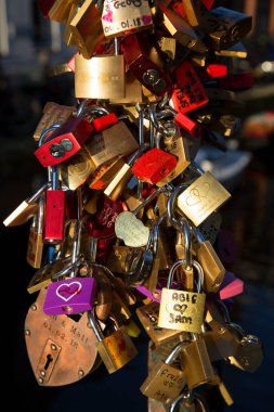 Aşıklar, aşklarını ve bağlılıklarını ya da ilk tatil aşklarını hatırlamak için üzerinde tarih ve isimlerin yazılı olduğu bir aşk kilidi takarlar.