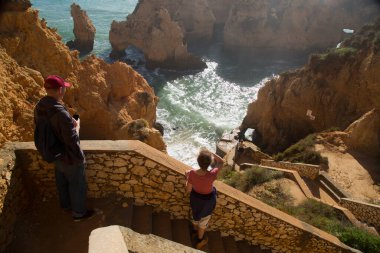 Erkek ve kadın kayalara bakıyor.