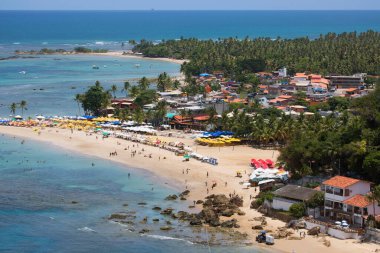 Gün ışığında halk plajı manzarası yükseldi