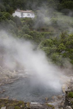 Furnas, Azores köyünün merkezine yayılmış gayzerler, kaplıcalar ve fümeroller.