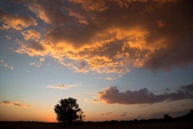 Denizin üzerinde güzel bir gün batımı