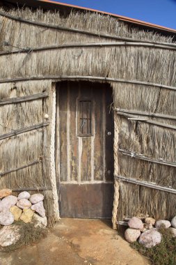 Köydeki eski ahşap ev.