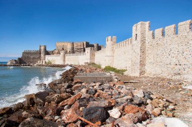Ortaçağ Haçlılarının kalesi Roma 'nın temelleri ve deniz kenarındaki kıyı kayaları üzerine inşa edilmiş.
