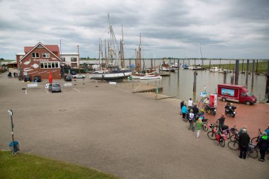 Hollanda şehir limanındaki yelkenlilerin manzarası